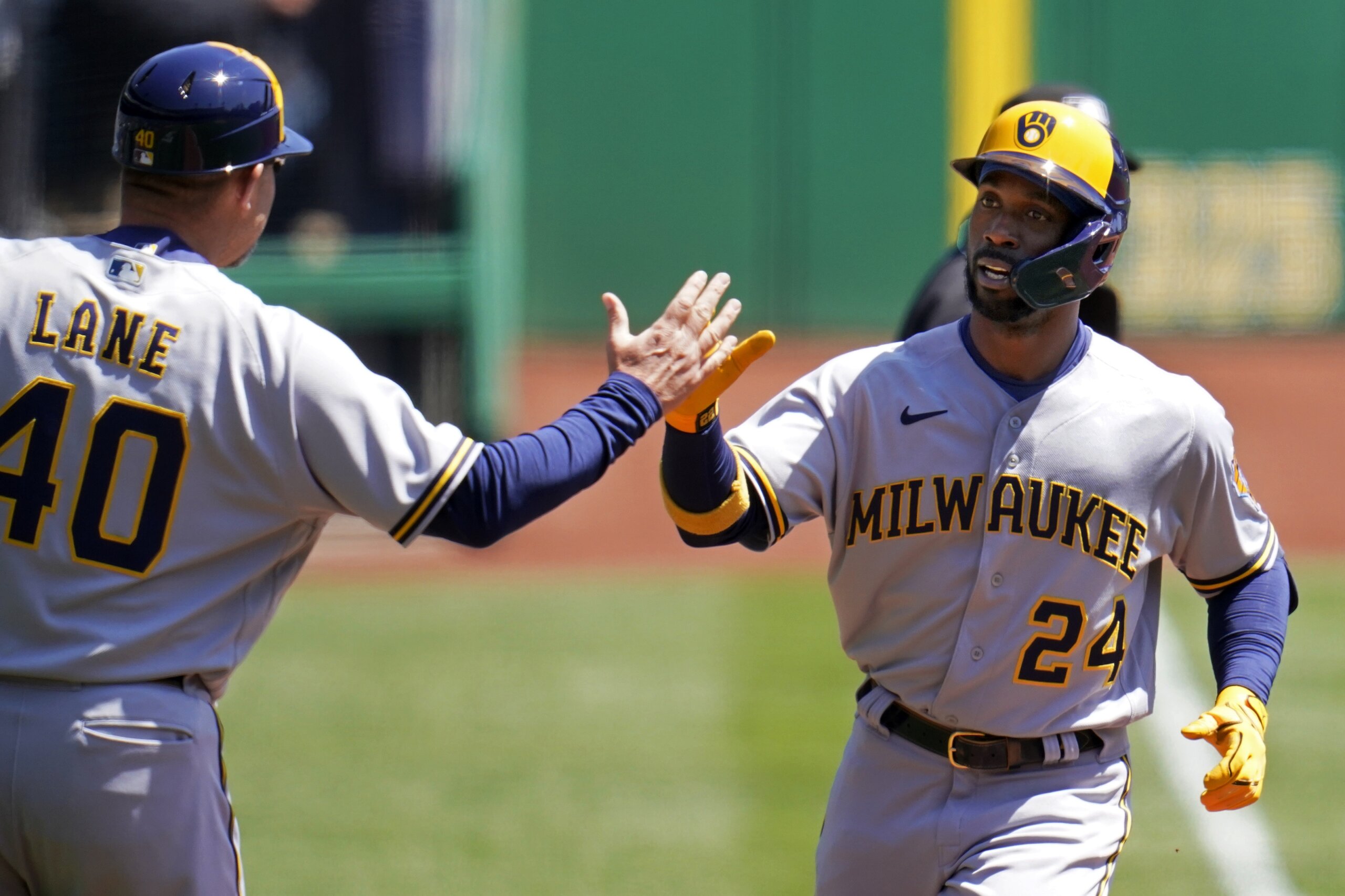 McCutchen rallies Brewers past Pirates 3-2 to complete sweep - WTOP News