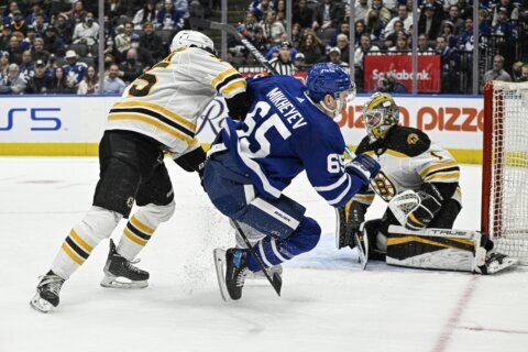 Nylander scores twice, Maple Leafs beat Bruins 5-2 in finale