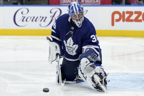 Campbell wins 30th of season; Maple Leafs beat Flyers 5-2