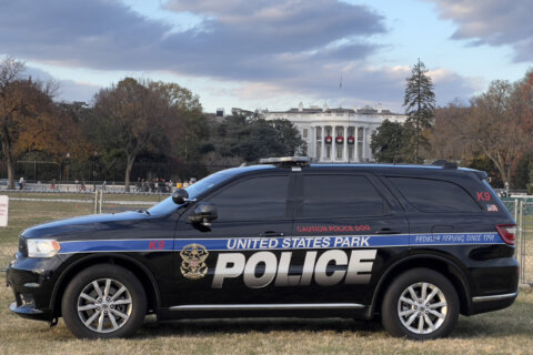 2 arrested, hospitalized after fleeing Park Police near National Mall