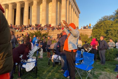 Thousands attend return of Easter sunrise service at Lincoln Memorial