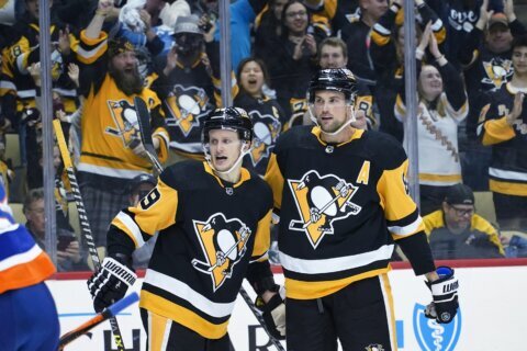 Crosby, Guentzel lead Pens past Islanders, back to playoffs