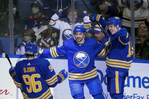 Thompson scores 37th in Sabres’ 5-3 win over Islanders