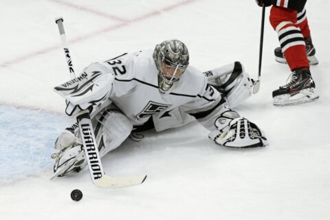 Kings snap 3-game skid with 5-2 victory over Blackhawks