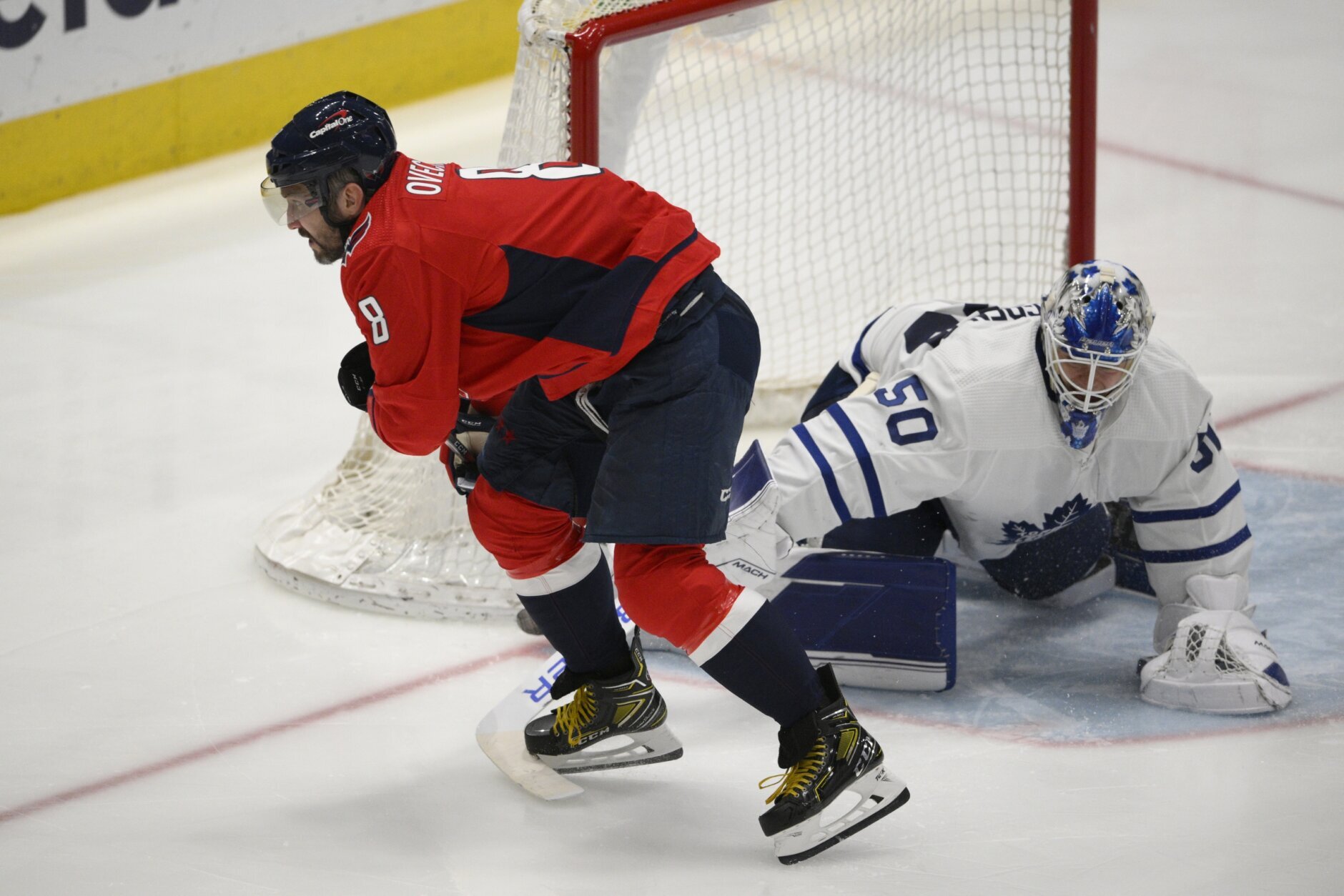 Kallgren makes 34 saves, Maple Leafs beat Hurricanes 3-2
