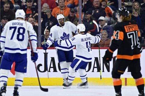 Matthews nets 51st goal to help Toronto defeat Flyers