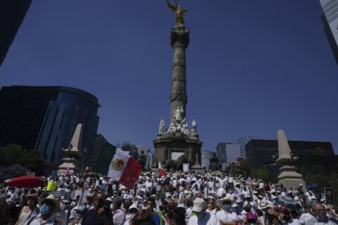Few Mexicans vote on whether president stays or goes