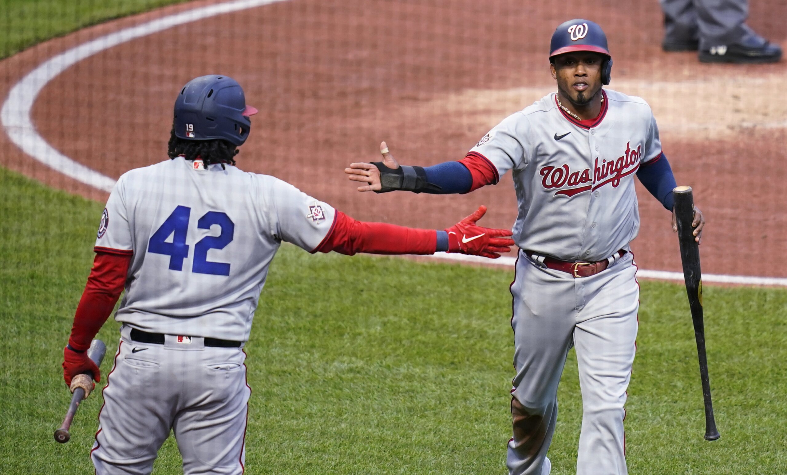 Dee Gordon has three hits, three RBIs in Dodgers' 7-2 win over