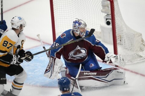 Toews scores late, Avs beat Penguins 3-2 for 28th home win