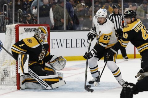 Bruins clinch playoff spot with 2-1 win over Penguins