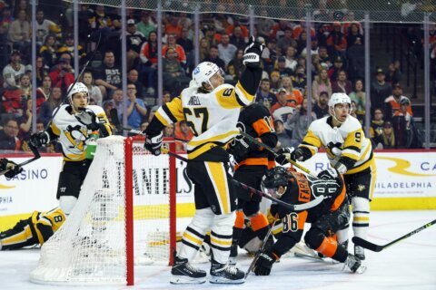 Cates, Jones lead Flyers over Penguins