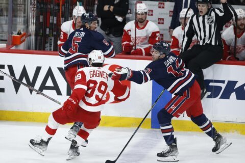 Gagner scores 2 to top 500 points, Red Wings beat Jets 3-1