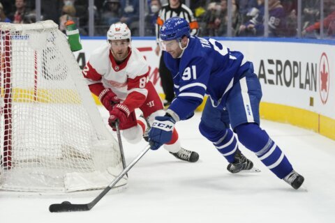 Matthews scores 2 to reach 60 goals as Leafs top Wings 3-0