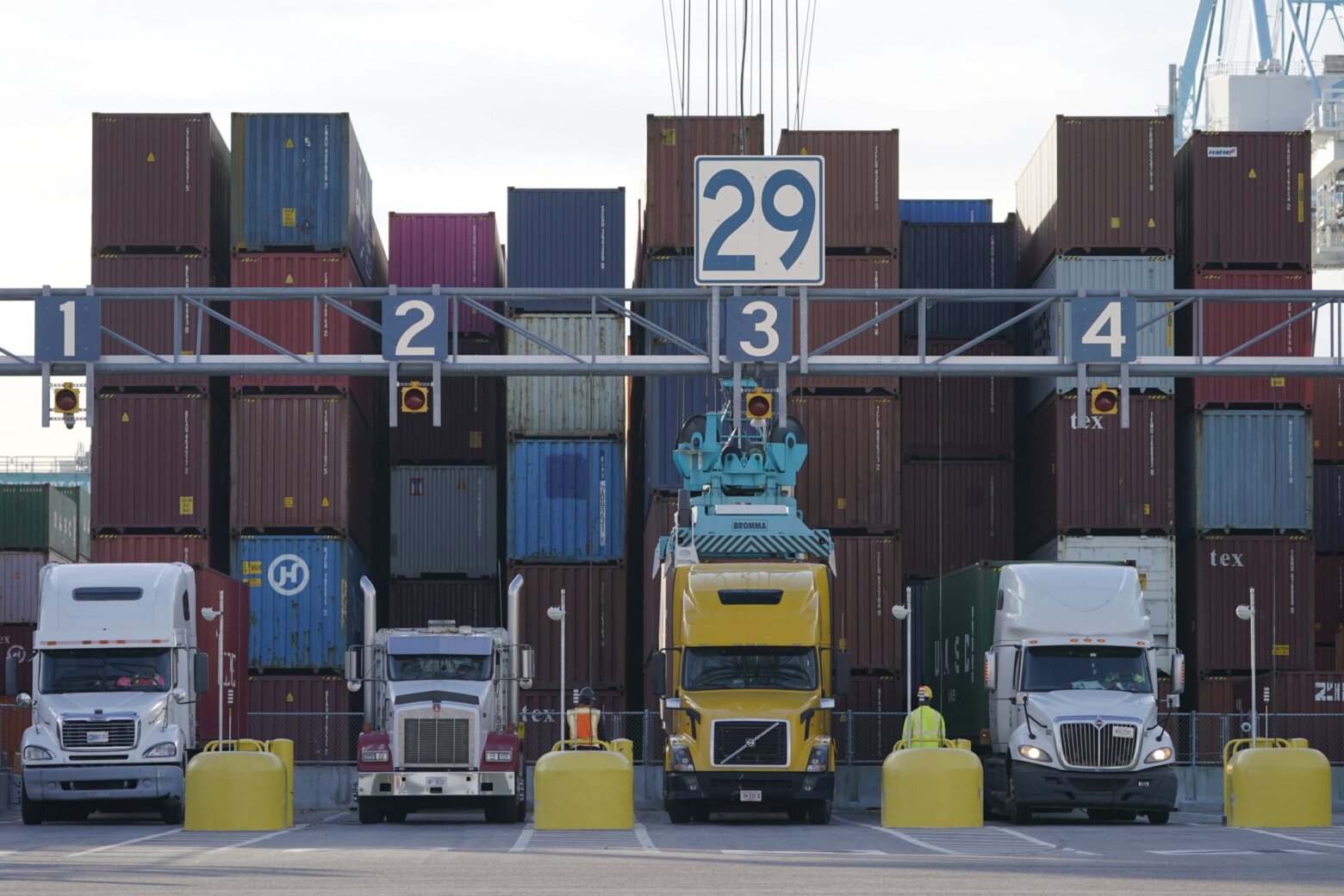 Virginia rep. tries tackling supply chain issues through truck driver  incentives - WTOP News