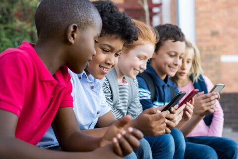 Fairfax Co. schools may change when students can use cellphones