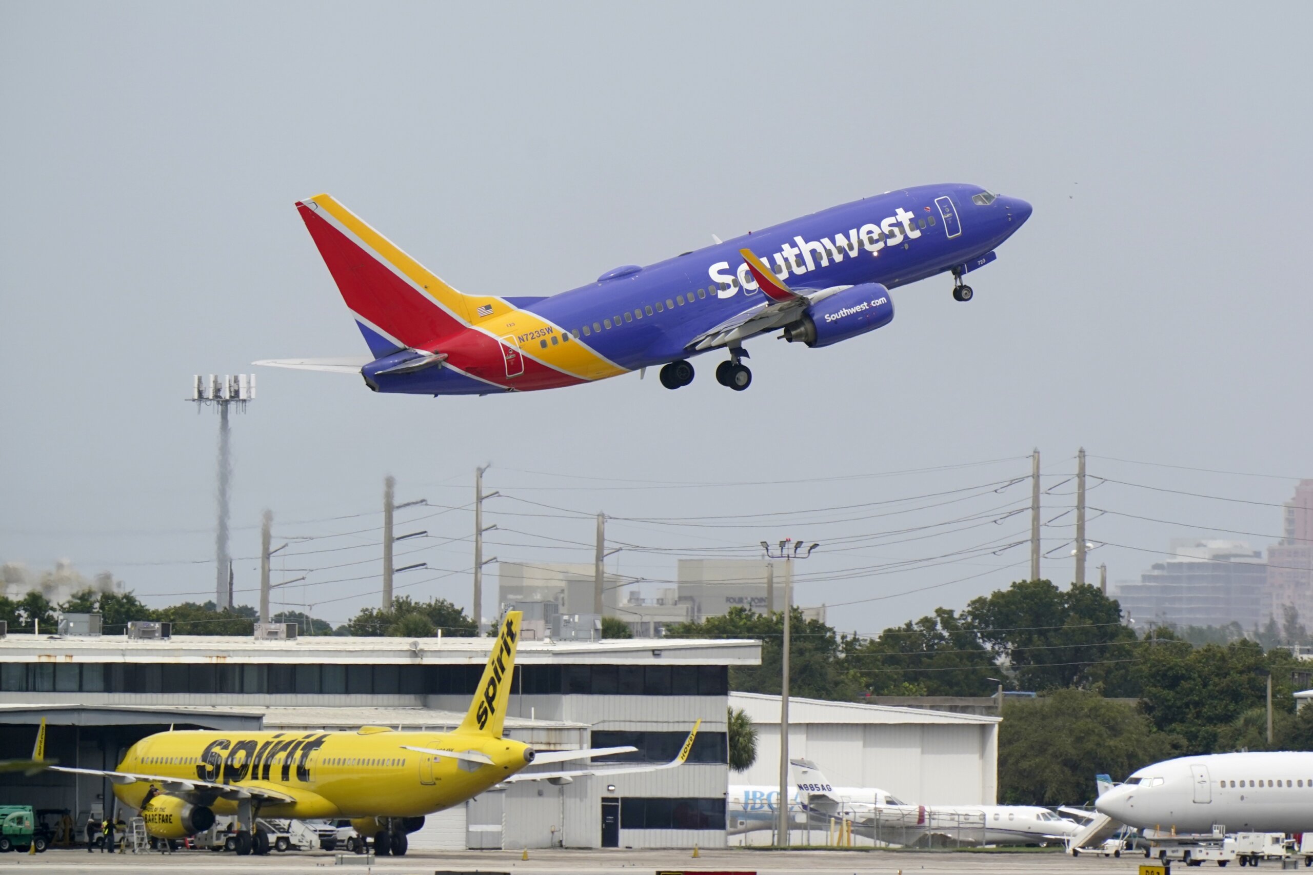 Southwest, JetBlue boost forecasts on strong travel demand WTOP News