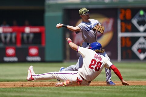Muncy’s error allows Phillies to rally past Dodgers