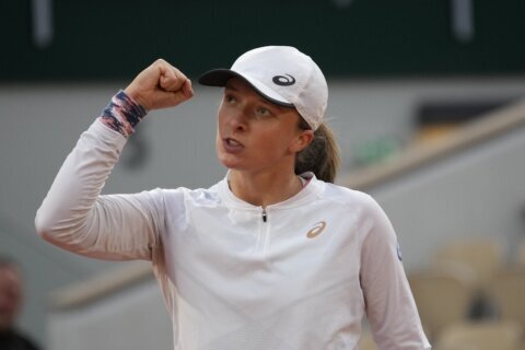 At French Open, Swiatek loses set, extends match win streak