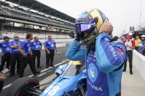 Johnson makes Indy 500 pole shootout in 1st qualifying run