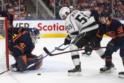 Smith stops 30 shots, Oilers beat Kings 6-0 to even series