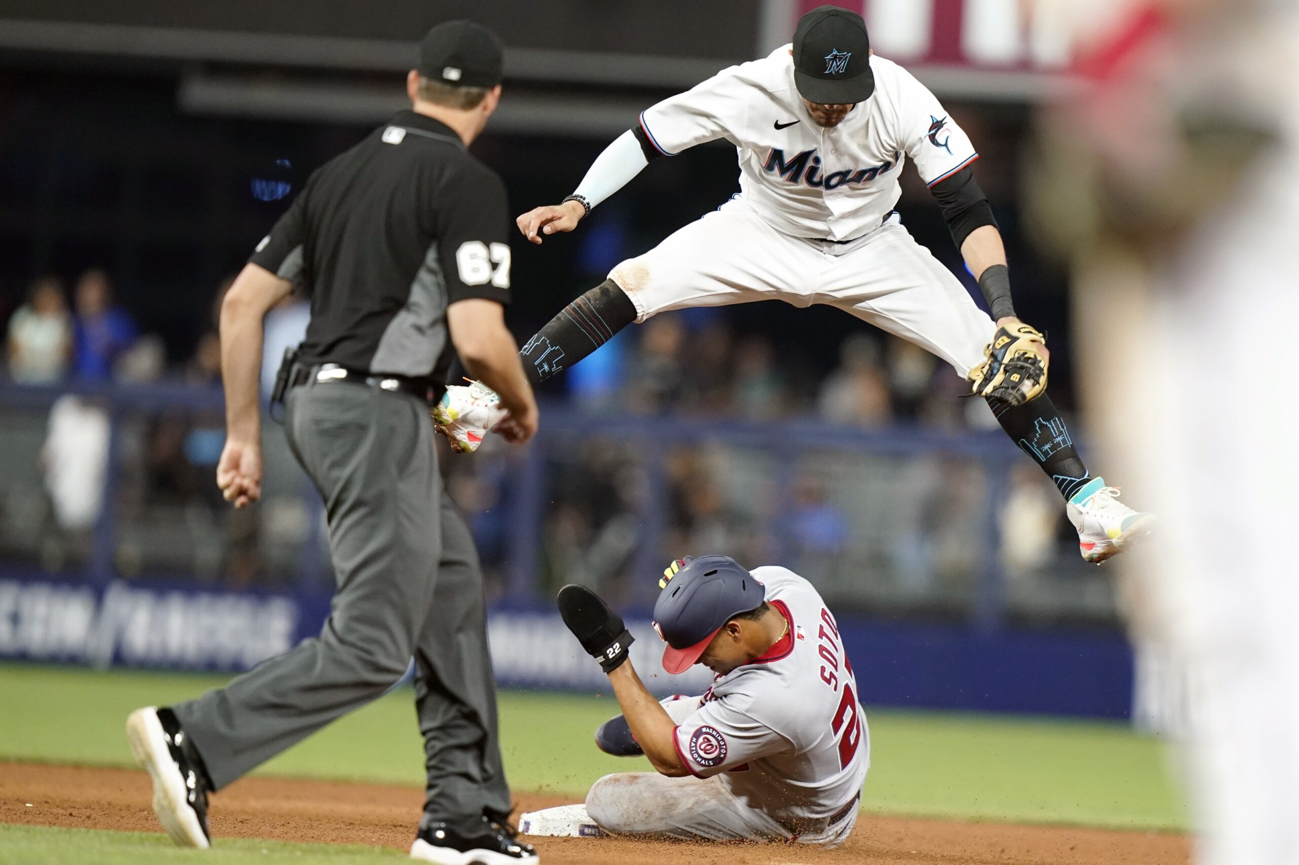 Dee Gordon caught stealing on controversial call in ninth inning