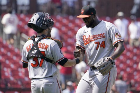 Bannon singles on 1st big league pitch, O’s top Cards 3-2