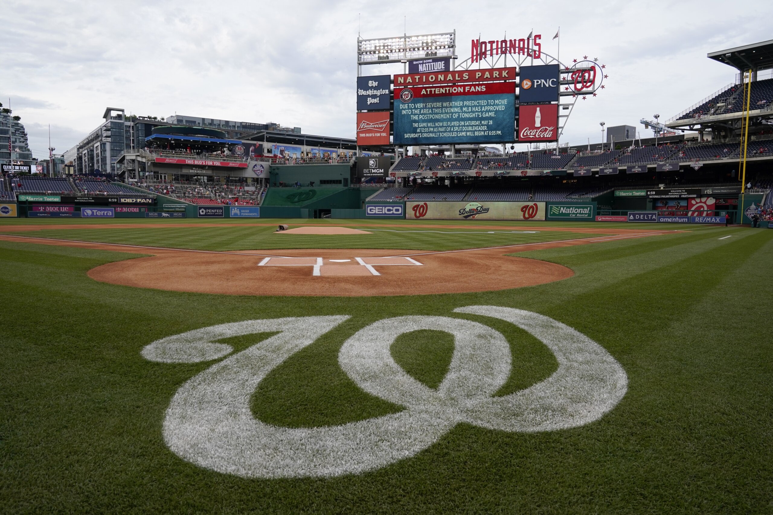 Braves reach 100 wins, beat Nationals to secure doubleheader split