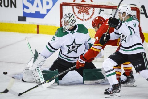 Oettinger makes 29 saves, lift Stars over Flames 2-0