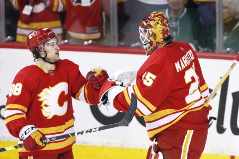 Flames use 3-goal third period to top Stars 3-1 in Game 5