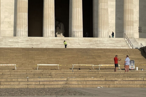 Lincoln Memorial closed to clean up litter from local university graduates
