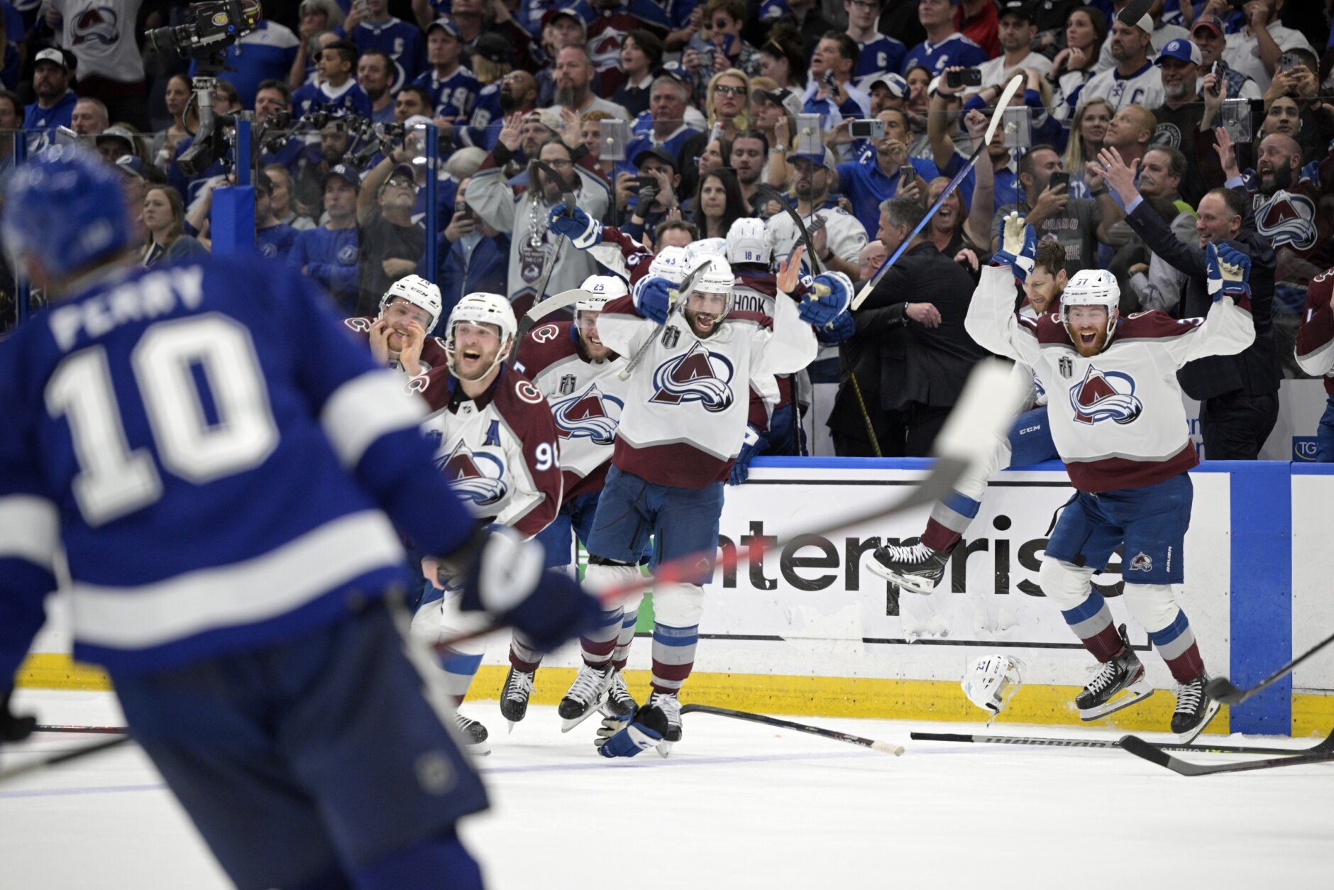Avalanche win battle of attrition to reach Stanley Cup final