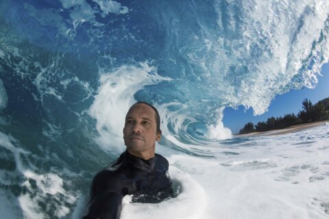 Hawaii photographer finds fine art in massive Pacific waves