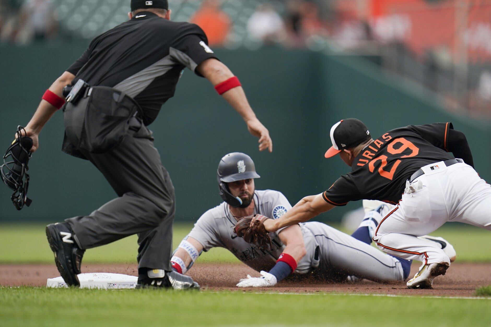 Castillo shines as Mariners edge Orioles 7-6 in 10 innings