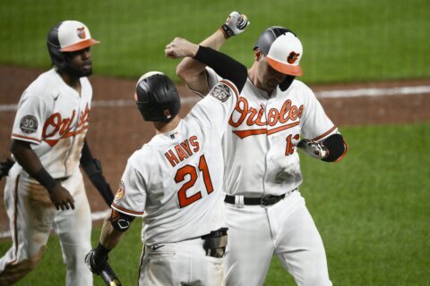 Orioles hit 4 homers, cruise past Mariners 9-2