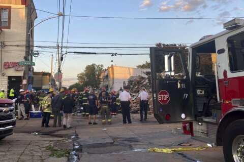 Building collapse after fire kills 1 firefighter; 5 injured