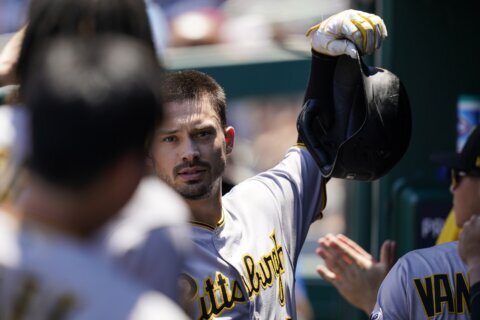 Reynolds 3 HRs, 6 RBIs as Pirates snap skid, beat Nationals