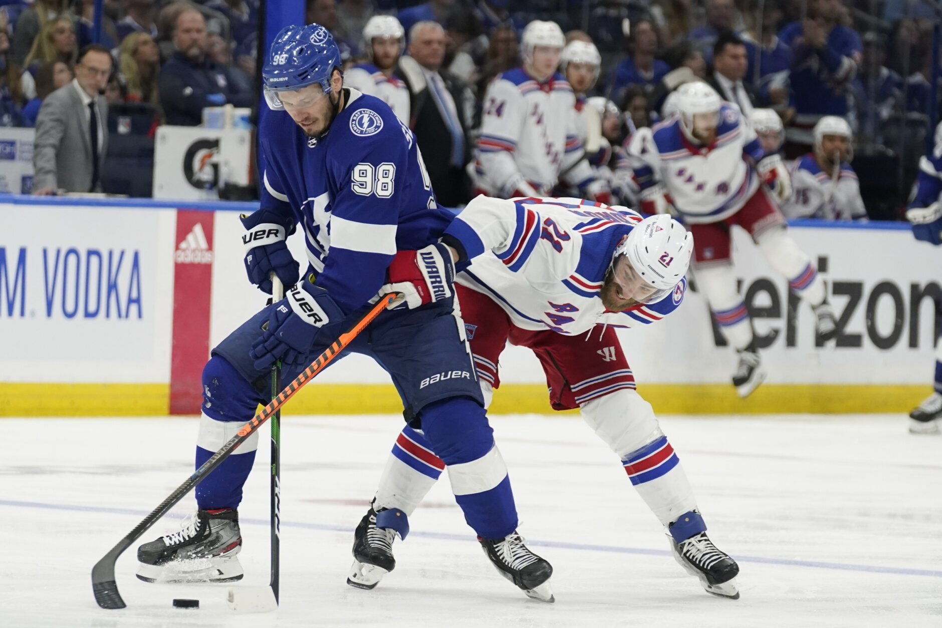 Lightning beat Rangers 4-1 in Game 4 to even East final