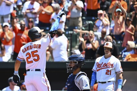 Santander homers, points to dad in the stands, O’s edge Rays
