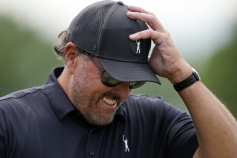 Mickelson meltdown comes early — with a 4-putt at US Open