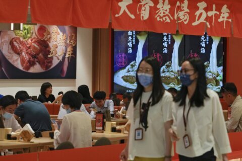 Beijing reopens restaurants as new COVID-19 cases drop