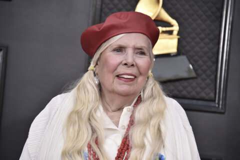 Joni Mitchell, 78, graces stage after nearly 2 decades away