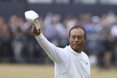 Tiger Woods gets emotional sendoff from St. Andrews