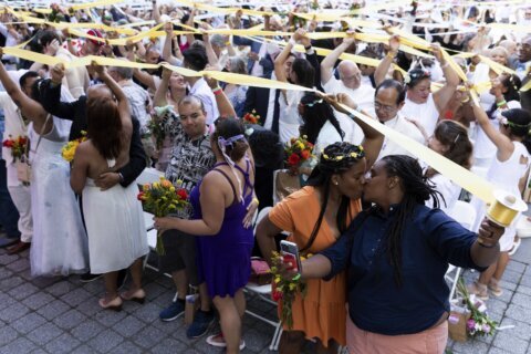 Couples derailed by virus get mass ‘re-wedding’ in New York
