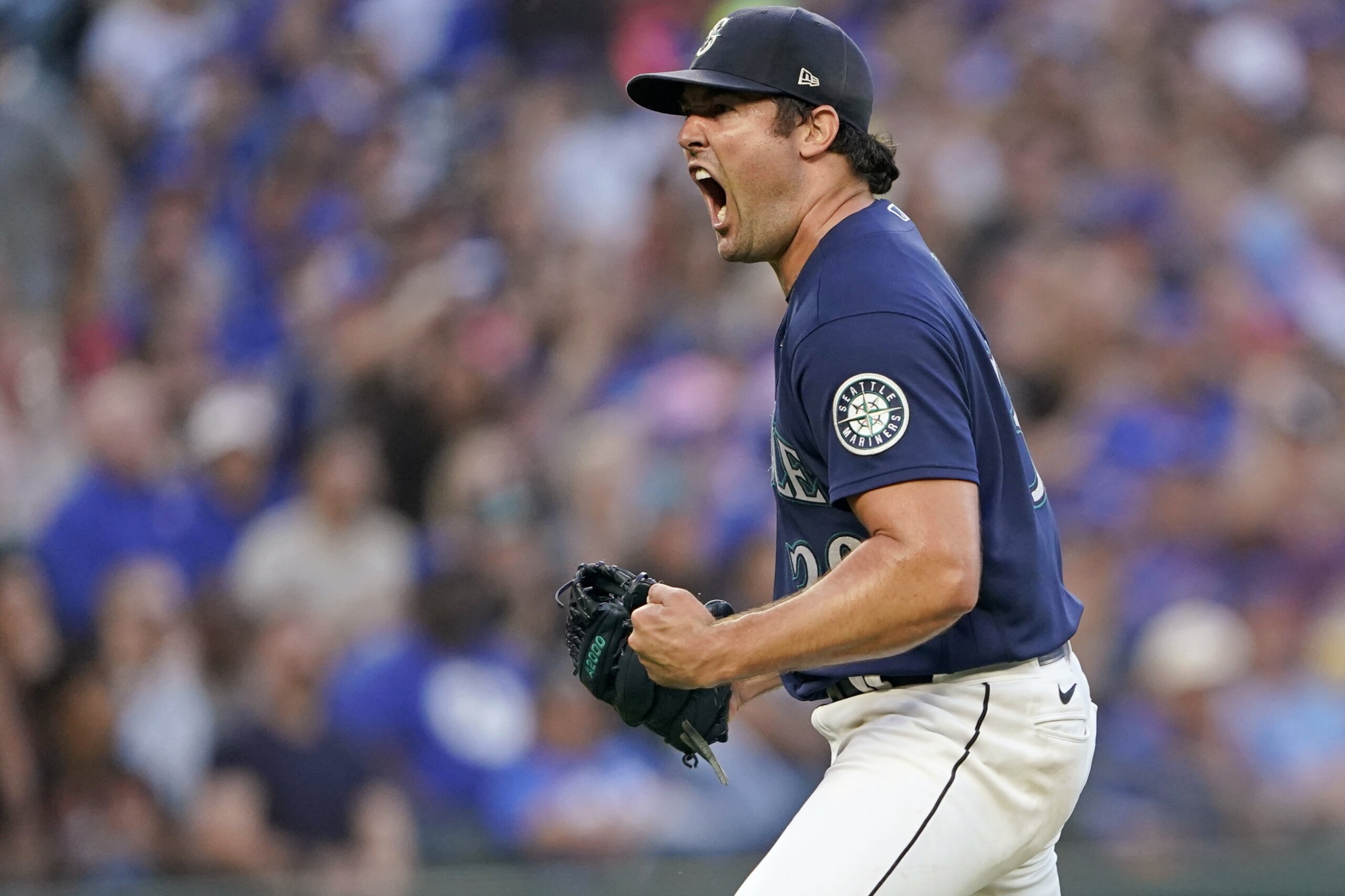 Barnes Leads Dodgers Past Mariners 2-1 for 7th Straight Win