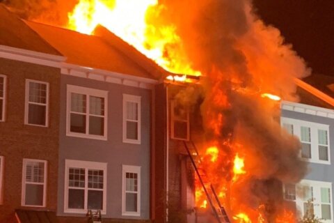 13 from 3 town houses displaced after large fire in Leesburg