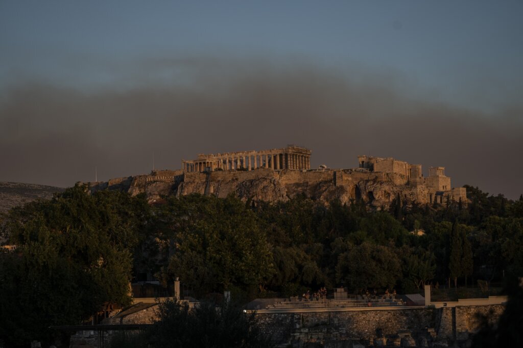 Greece: Hundreds evacuated as fire nears mountain suburbs