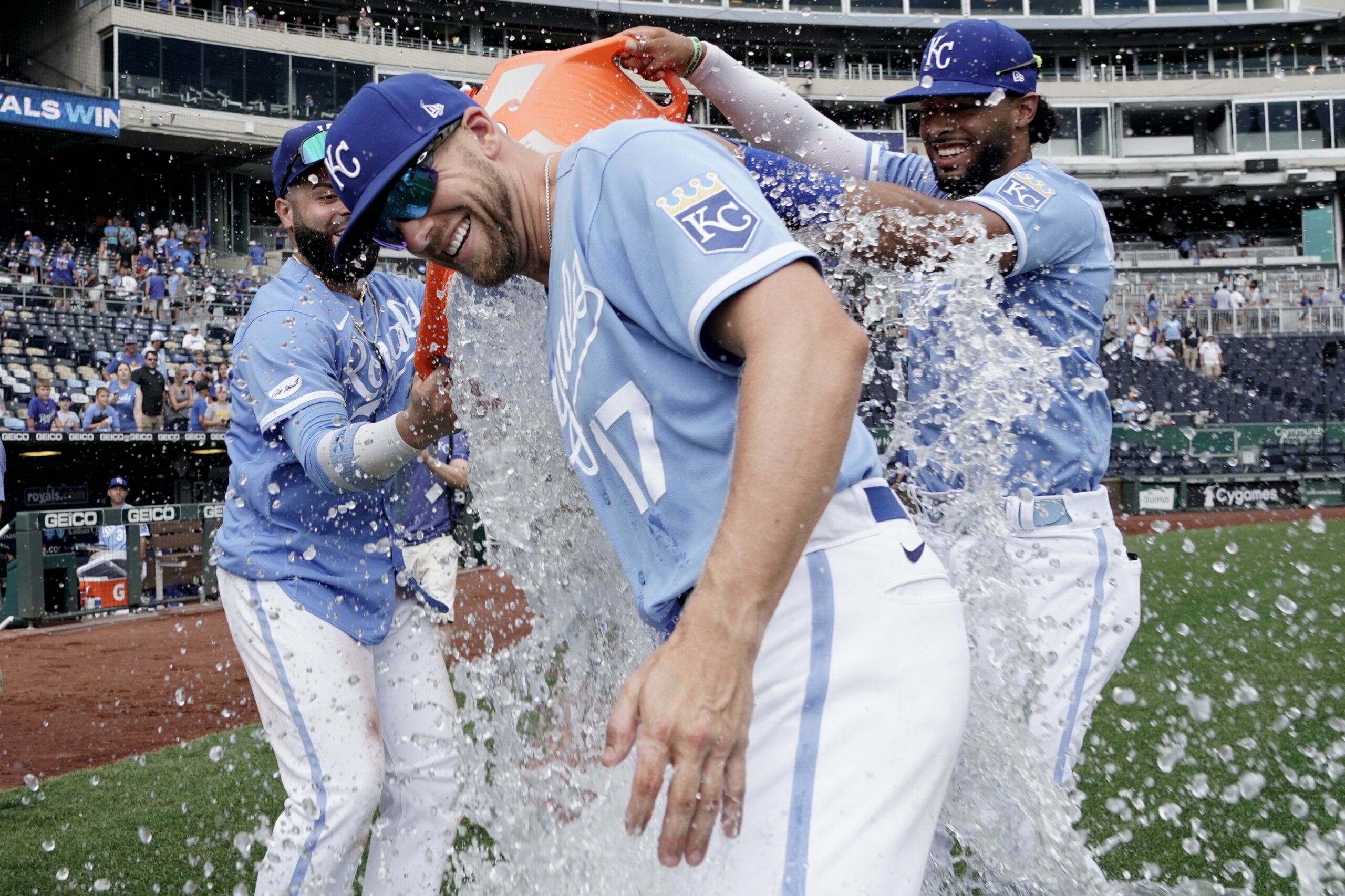 Rays edge Royals 4-2 to sweep twin bill