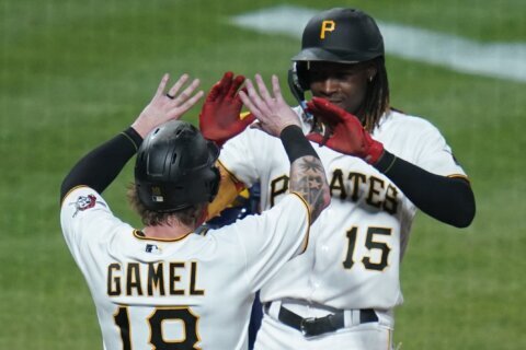 Reynolds’ leadoff HR in 9th powers Pirates past Brewers 8-7