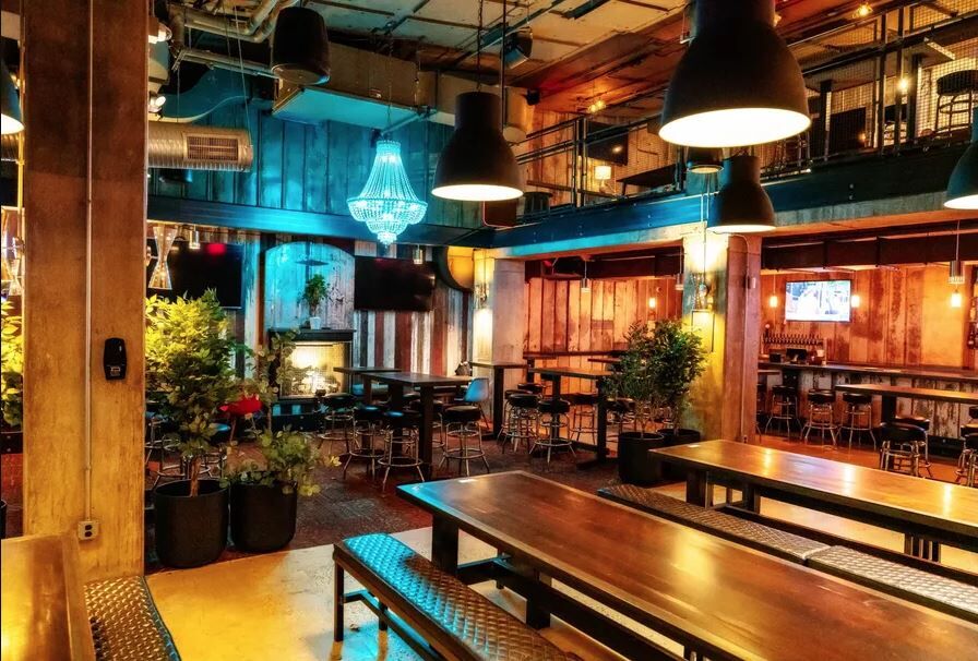 Georgetown bar reconsiders age limit policy - WTOP News