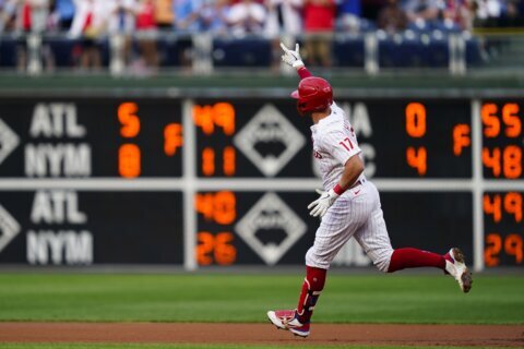 Hoskins, streaking Phillies rout Nationals 11-5